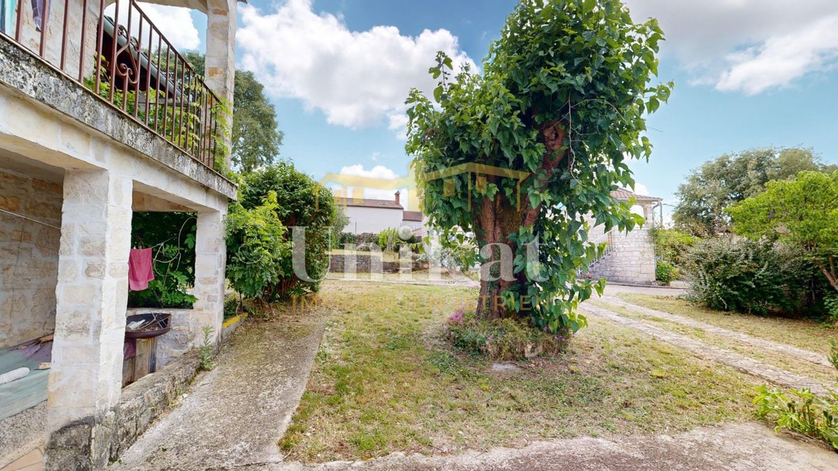 Posest z dvema kamnitima hišama - bazen in velika vrtna površina